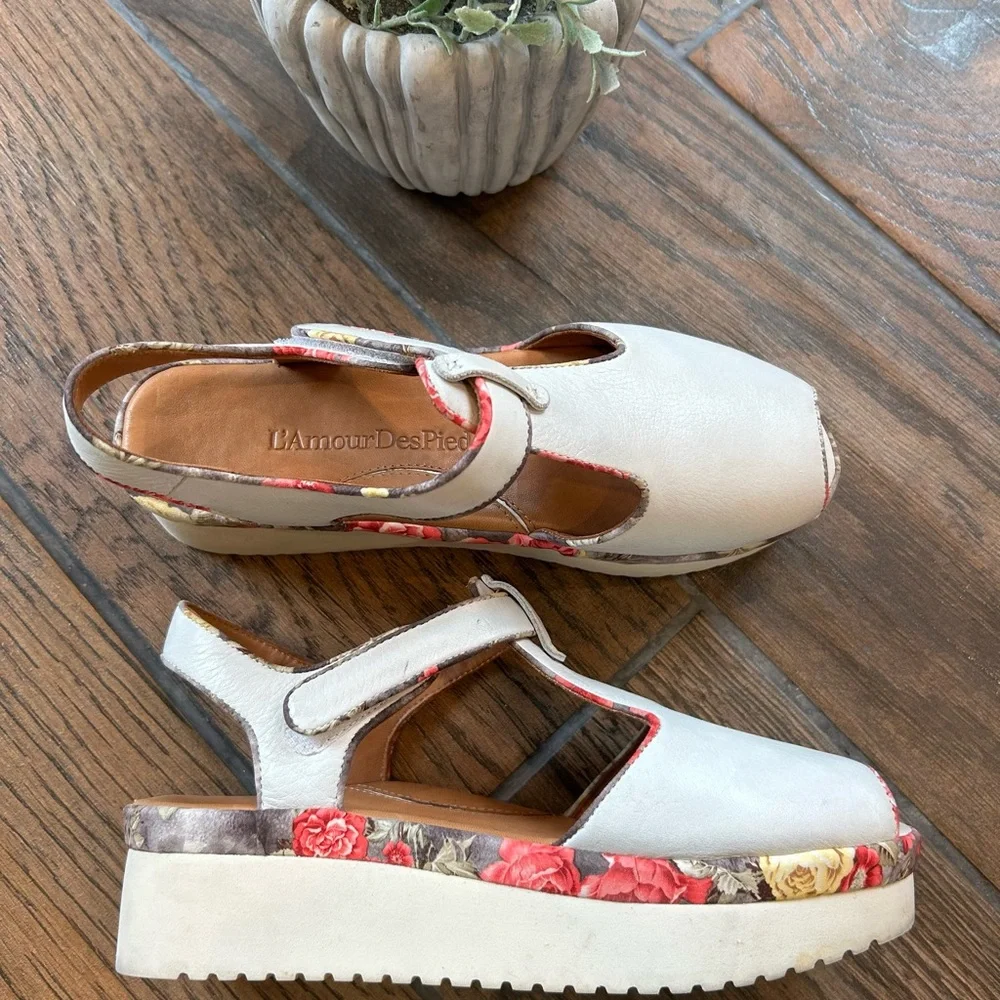 L'Amour Des Pieds / Light Gray Floral Platform Sandals - Picture 3 of 10